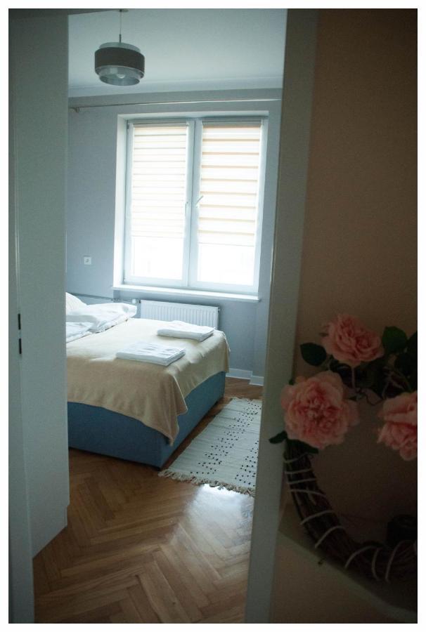 Apartment Color 24 Iii *